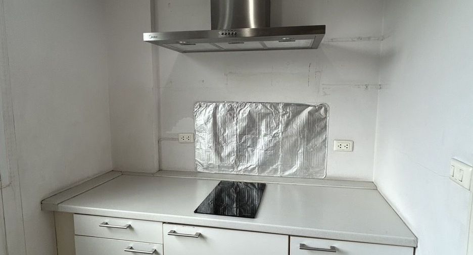 For rent 4 bedrooms house in Bang Na, Bangkok