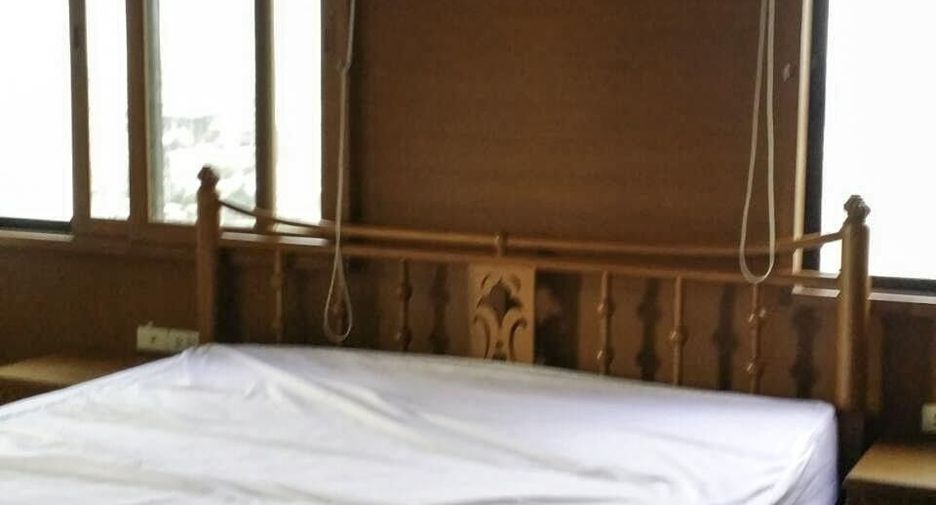 For rent 3 bedrooms condo in Bang Rak, Bangkok