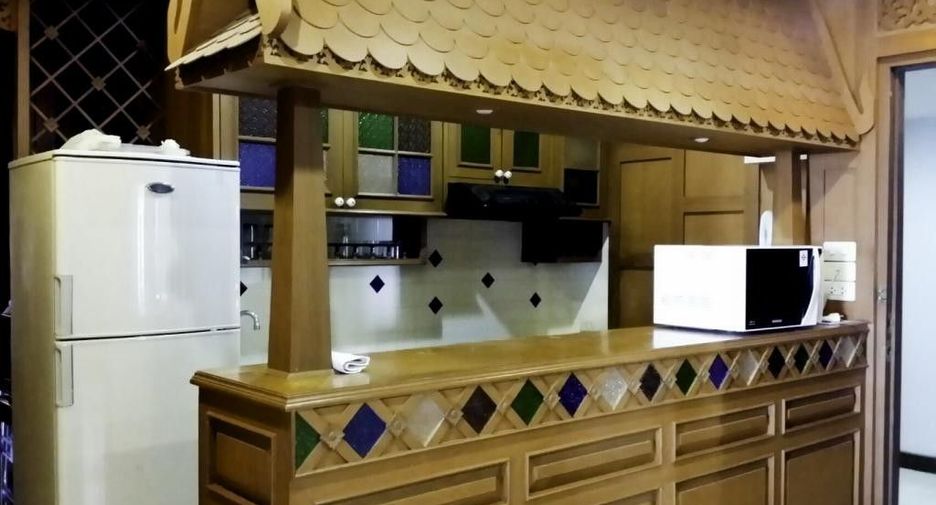 For rent 3 bedrooms condo in Bang Rak, Bangkok