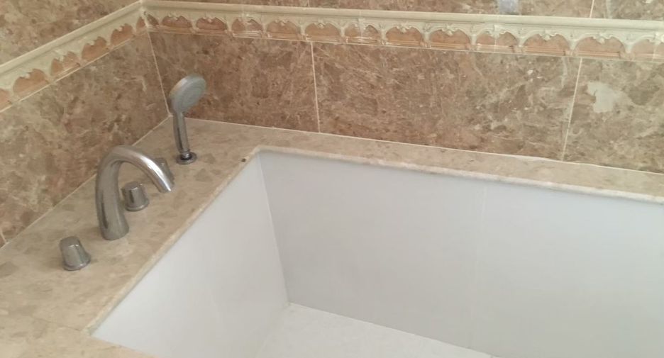 For sale 6 bedrooms house in Wang Thonglang, Bangkok