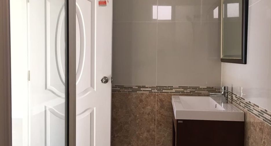 For sale 6 bedrooms house in Wang Thonglang, Bangkok