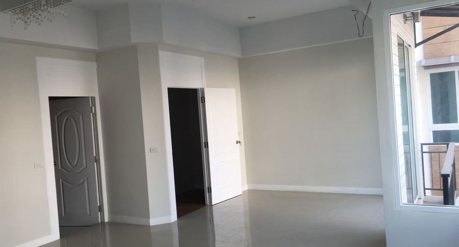 For sale 6 bedrooms house in Wang Thonglang, Bangkok