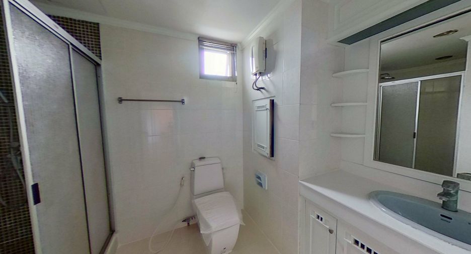 Condo en alquiler de 3 habitaciones en Watthana, Bangkok