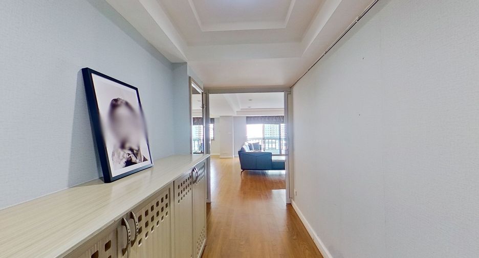 For sale 3 bedrooms condo in Watthana, Bangkok