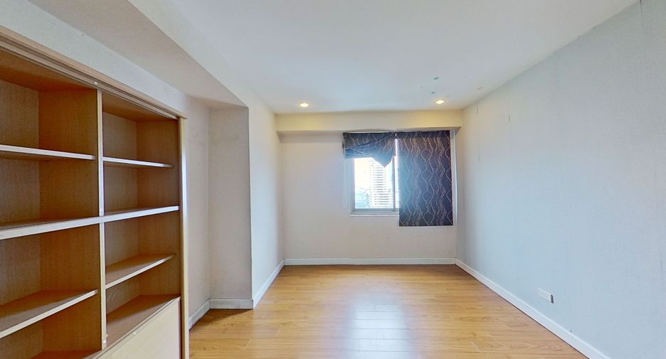 For sale 3 bedrooms condo in Watthana, Bangkok