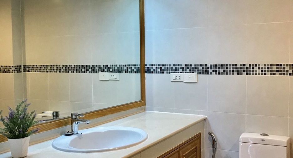 For sale 3 bedrooms condo in Watthana, Bangkok