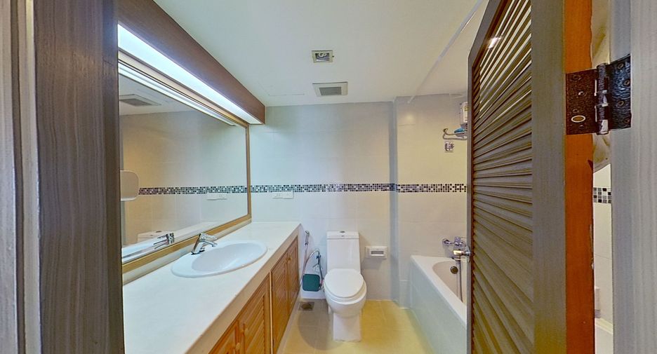 For sale 3 bedrooms condo in Watthana, Bangkok