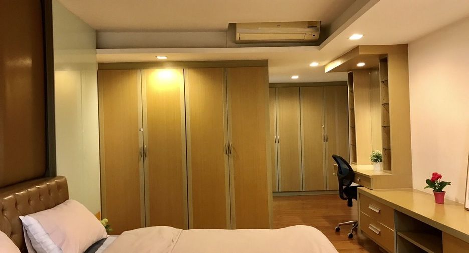 For sale 3 bedrooms condo in Watthana, Bangkok