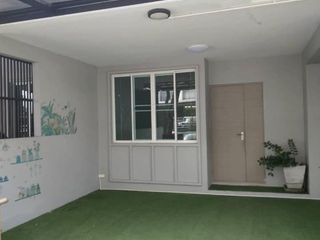 Casa adosada en venta y en alquiler de 3 habitaciones en Lat Phrao, Bangkok