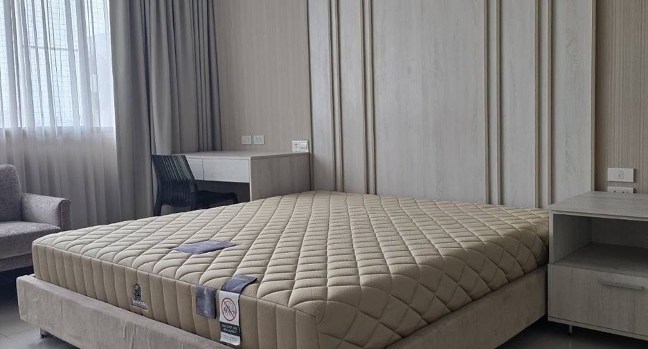 For rent 3 bedrooms condo in Yan Nawa, Bangkok