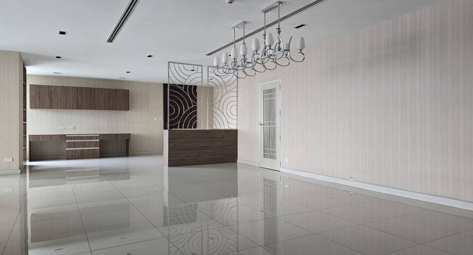 For rent 3 bedrooms condo in Yan Nawa, Bangkok