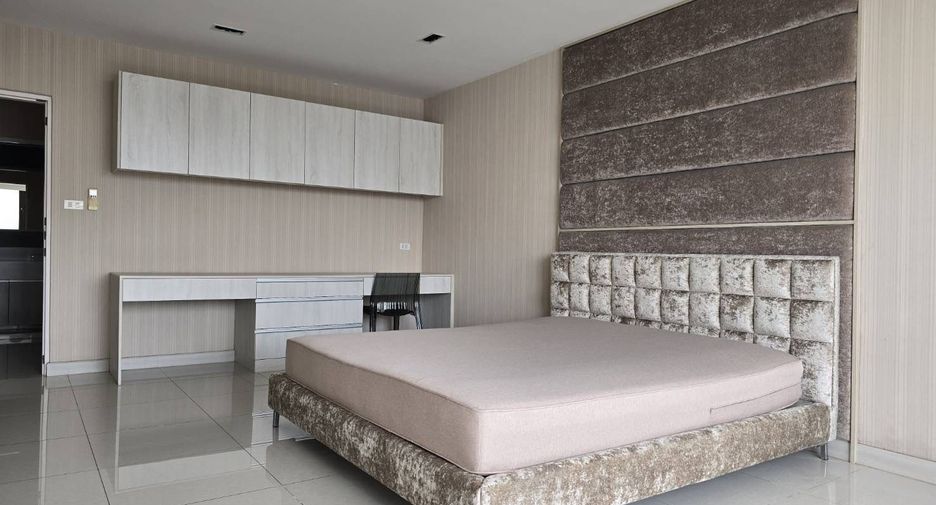 For rent 3 bedrooms condo in Yan Nawa, Bangkok