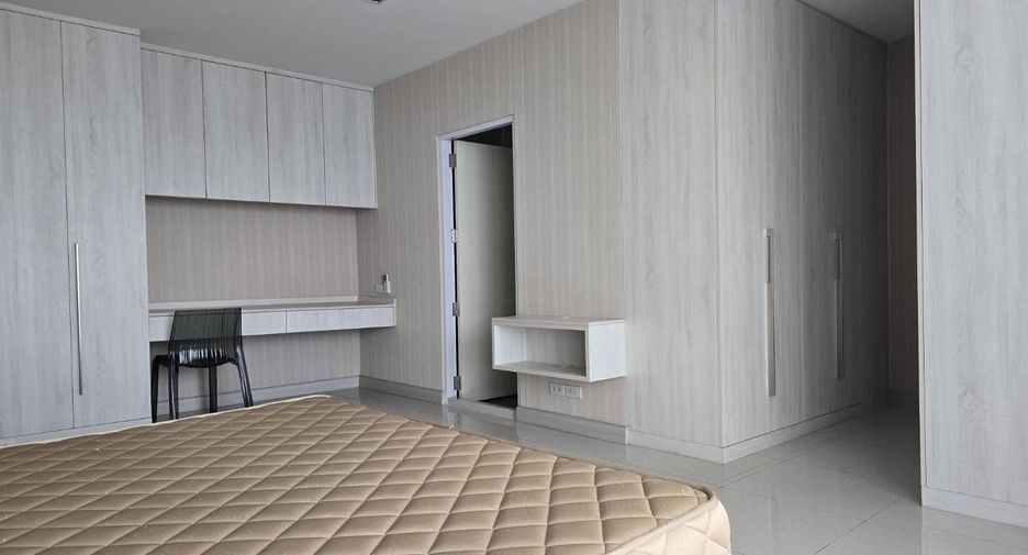 For rent 3 bedrooms condo in Yan Nawa, Bangkok