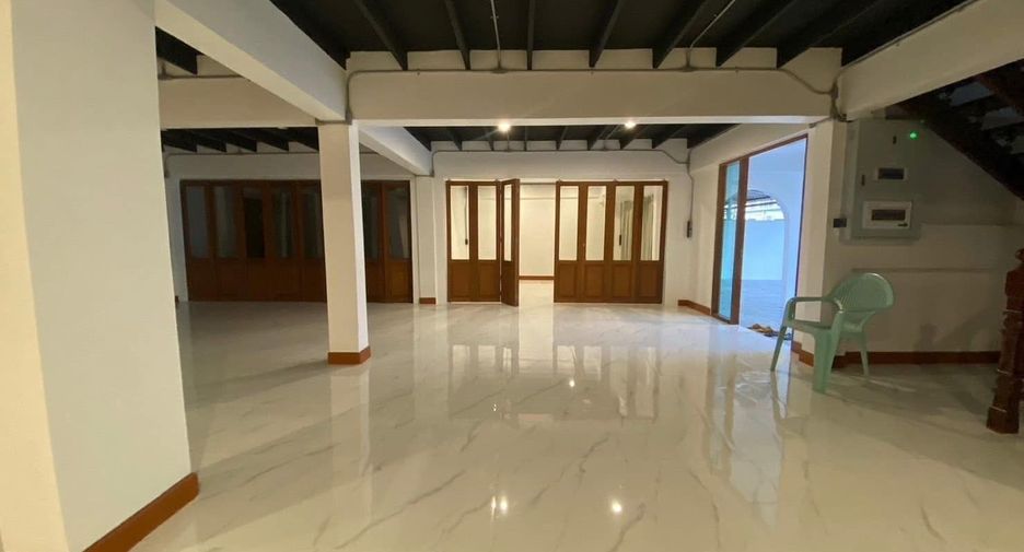 For rent 4 bedrooms house in Wang Thonglang, Bangkok