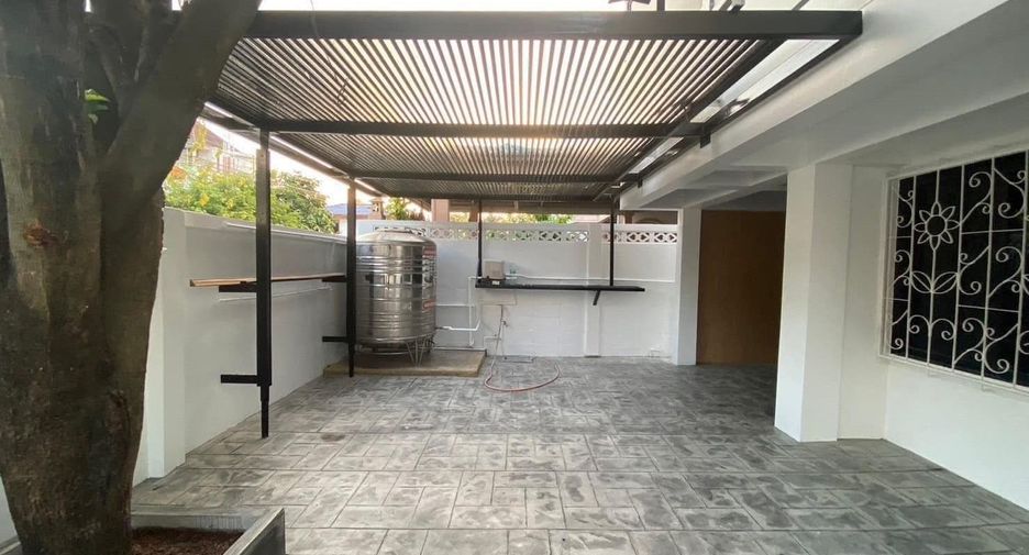 For rent 4 bedrooms house in Wang Thonglang, Bangkok