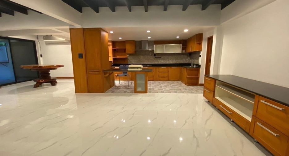 For rent 4 bedrooms house in Wang Thonglang, Bangkok