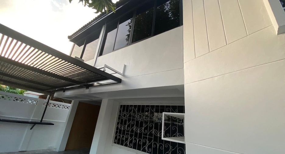 For rent 4 bedrooms house in Wang Thonglang, Bangkok
