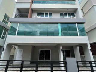 出售 和 出租 6 卧室 联排别墅 在 Bang Phli, Samut Prakan