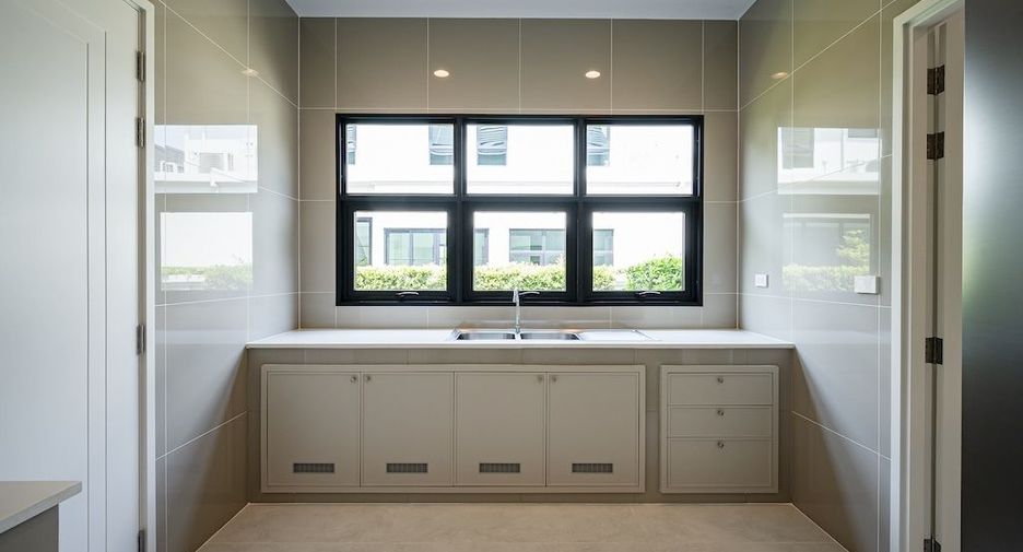 For rent 5 bedrooms house in Saphan Sung, Bangkok