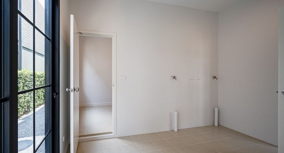 For rent 5 bedrooms house in Saphan Sung, Bangkok