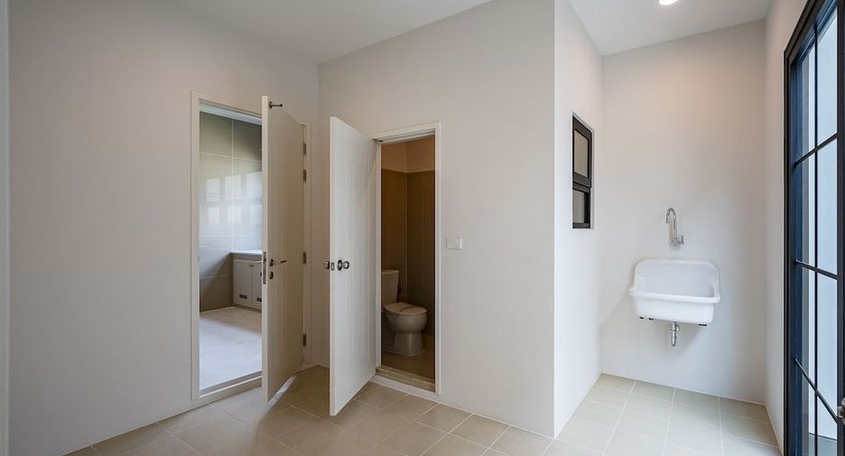 For rent 5 bedrooms house in Saphan Sung, Bangkok