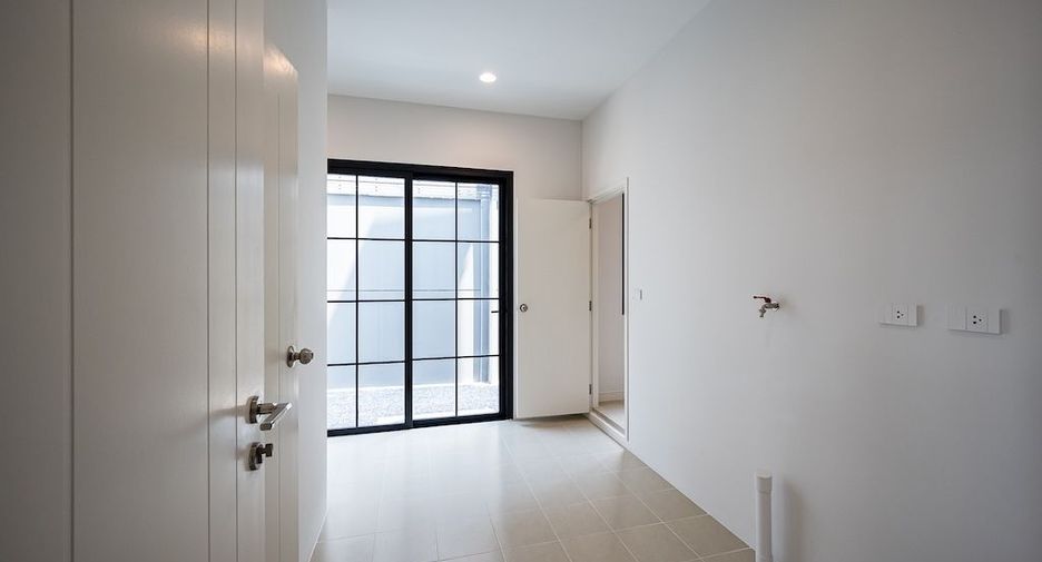 For rent 5 bedrooms house in Saphan Sung, Bangkok