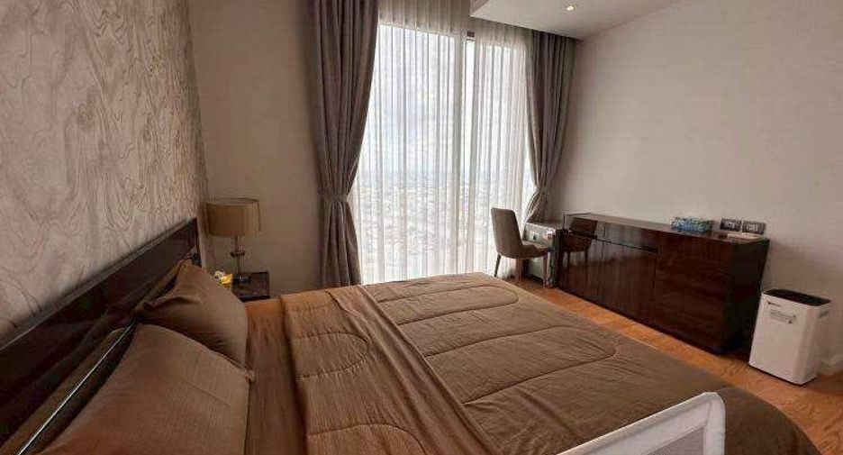 For rent 4 bedrooms condo in Khlong San, Bangkok