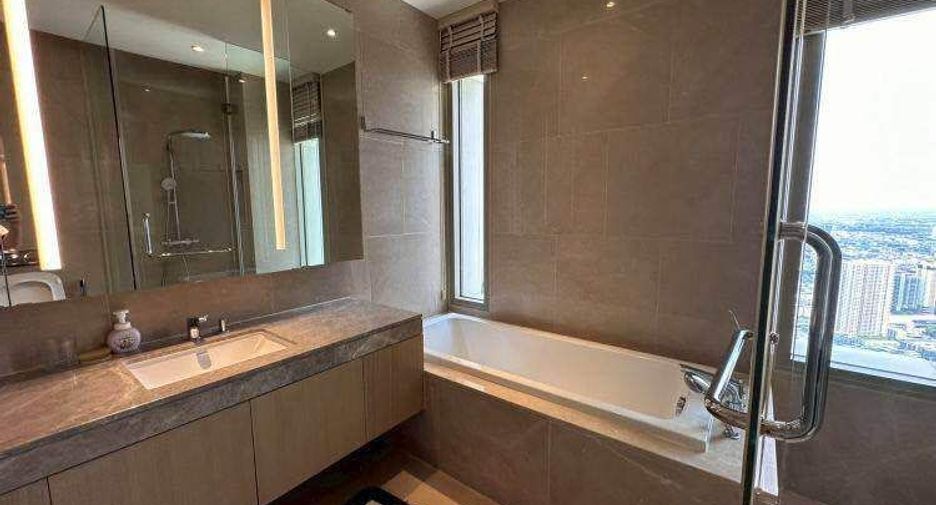 For rent 4 bedrooms condo in Khlong San, Bangkok