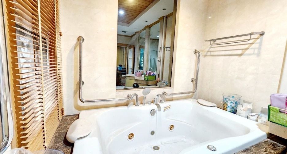 À vendre 5 chambres maison à Taling Chan, Bangkok