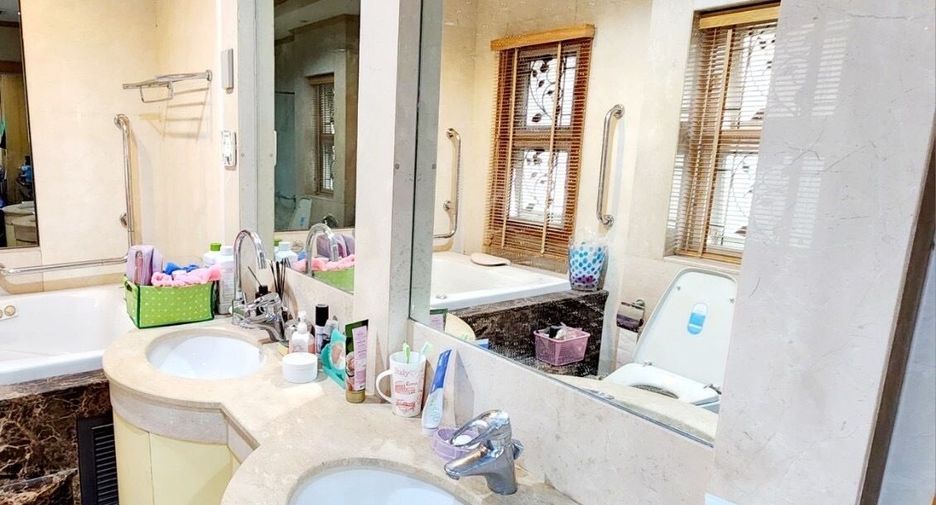À vendre 5 chambres maison à Taling Chan, Bangkok