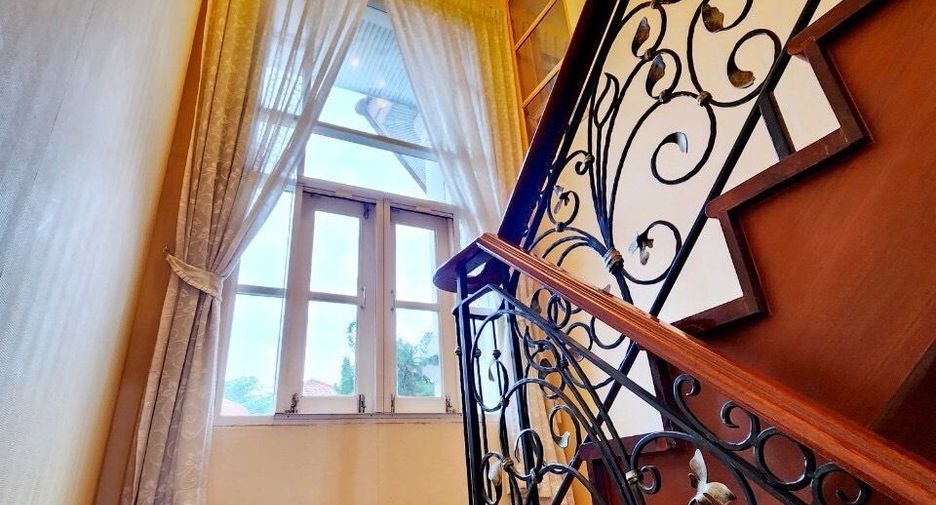 À vendre 5 chambres maison à Taling Chan, Bangkok
