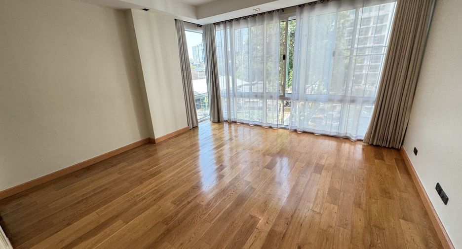 For rent 4 bedrooms condo in Khlong Toei, Bangkok