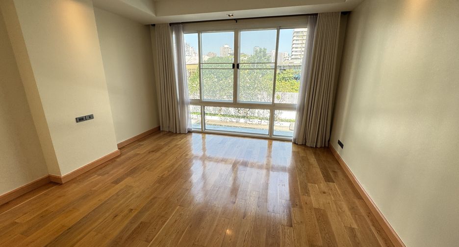 For rent 4 bedrooms condo in Khlong Toei, Bangkok