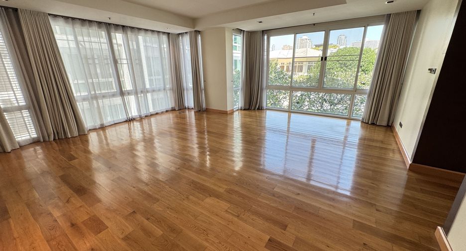 For rent 4 bedrooms condo in Khlong Toei, Bangkok