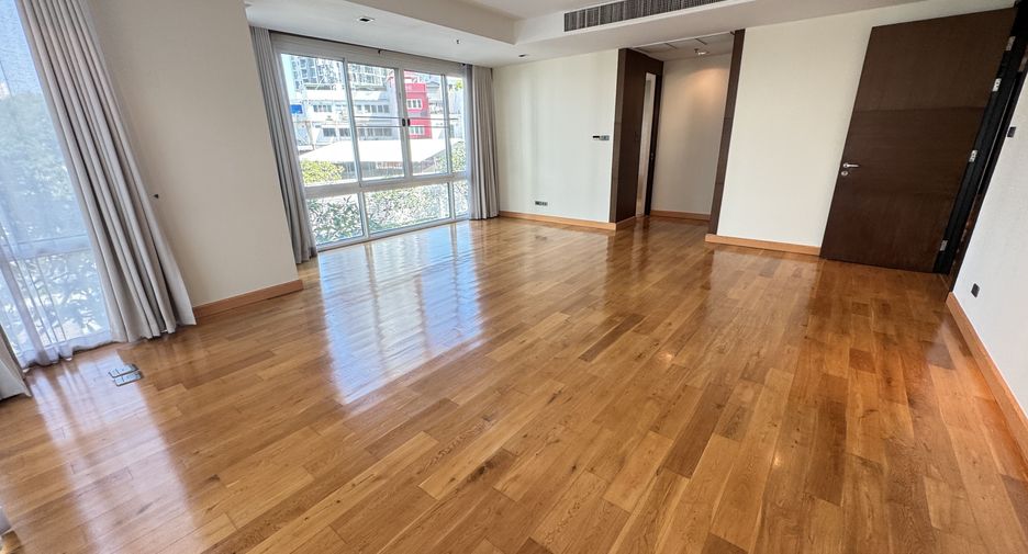 For rent 4 bedrooms condo in Khlong Toei, Bangkok