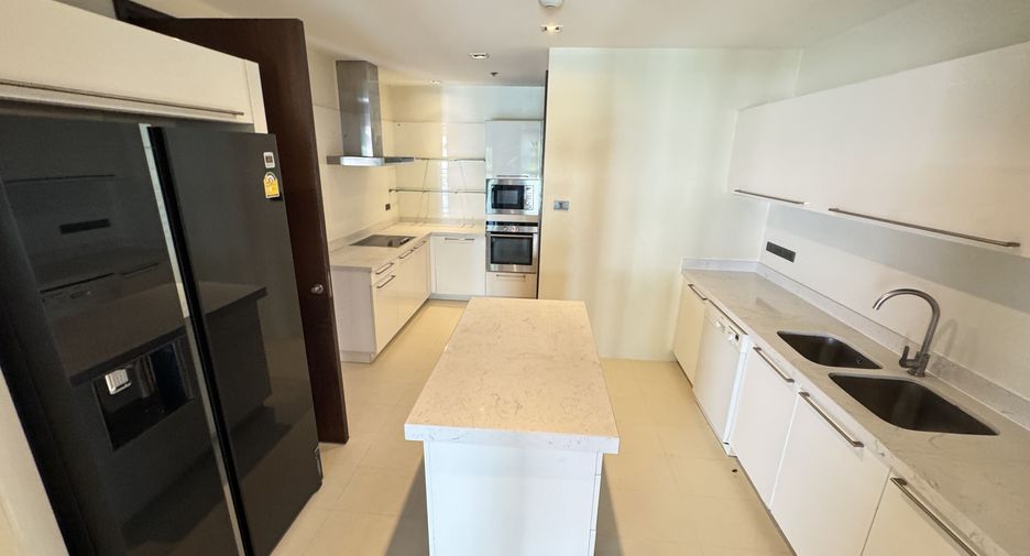 For rent 4 bedrooms condo in Khlong Toei, Bangkok