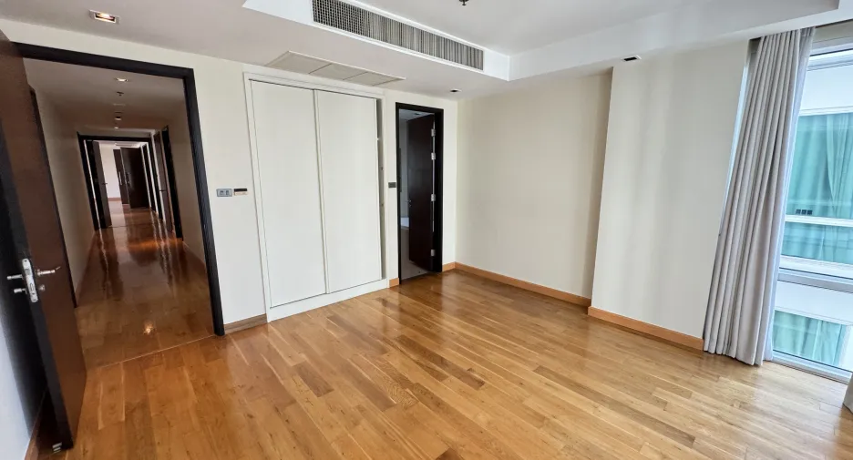 For rent 4 bedrooms condo in Khlong Toei, Bangkok