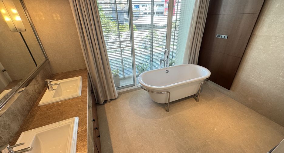 For rent 4 bedrooms condo in Khlong Toei, Bangkok