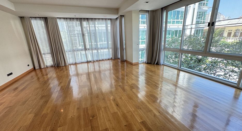 For rent 4 bedrooms condo in Khlong Toei, Bangkok