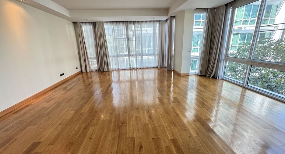 For rent 4 bedrooms condo in Khlong Toei, Bangkok