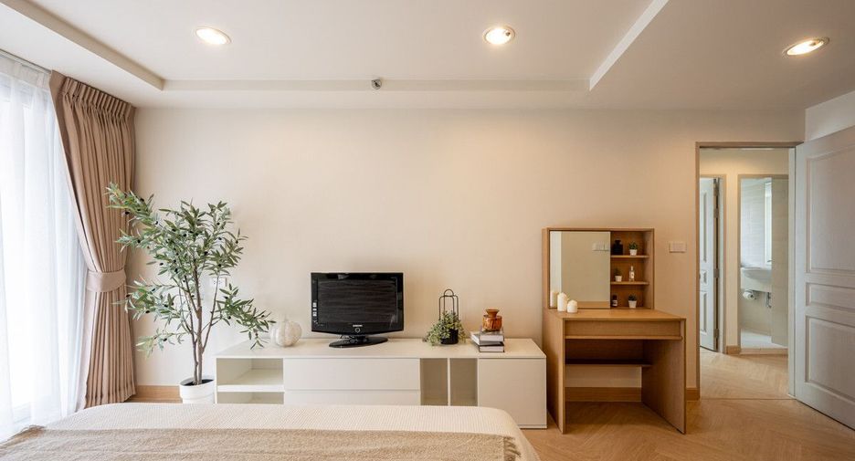 For sale 3 bedrooms condo in Yan Nawa, Bangkok