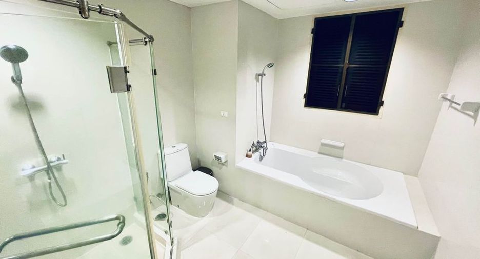 For rent 2 bedrooms condo in Huai Khwang, Bangkok