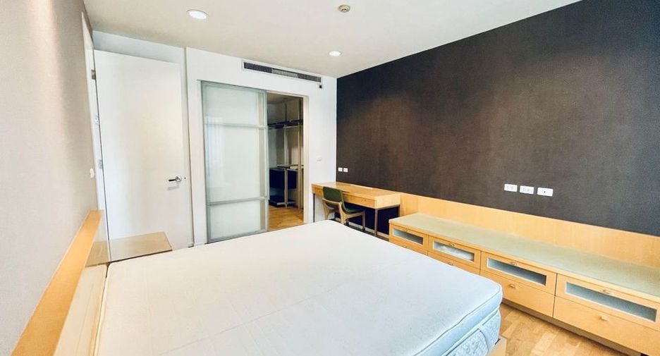 For rent 2 bedrooms condo in Huai Khwang, Bangkok