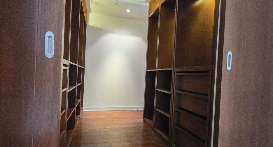 For rent 3 bedrooms condo in Yan Nawa, Bangkok