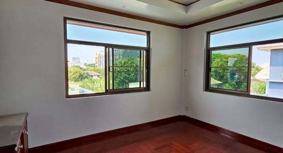 For sale and for rent 6 bedrooms house in Wang Thonglang, Bangkok