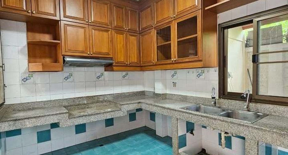 For sale and for rent 6 bedrooms house in Wang Thonglang, Bangkok