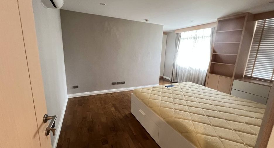 For rent 3 bedrooms condo in Sathon, Bangkok