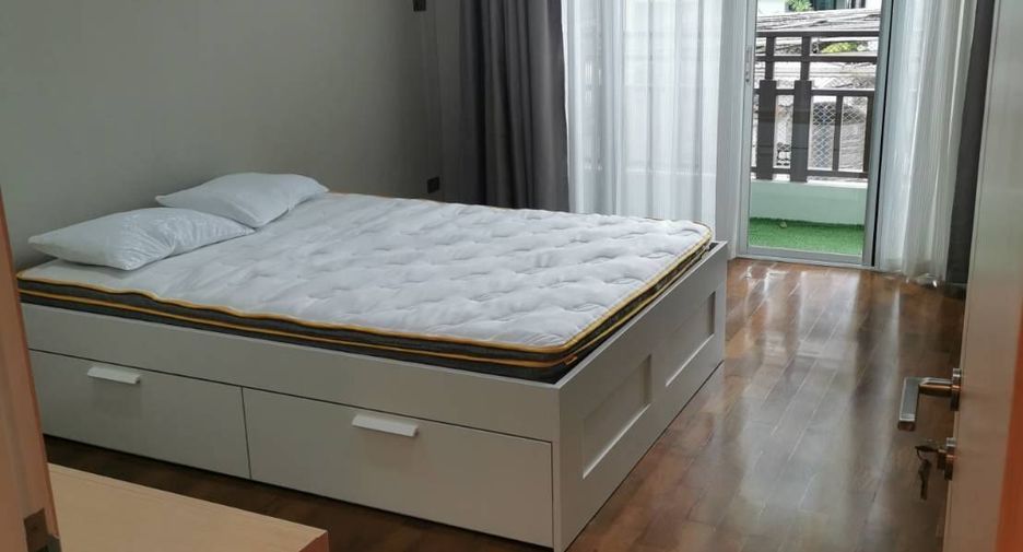 For rent 3 bedrooms condo in Sathon, Bangkok
