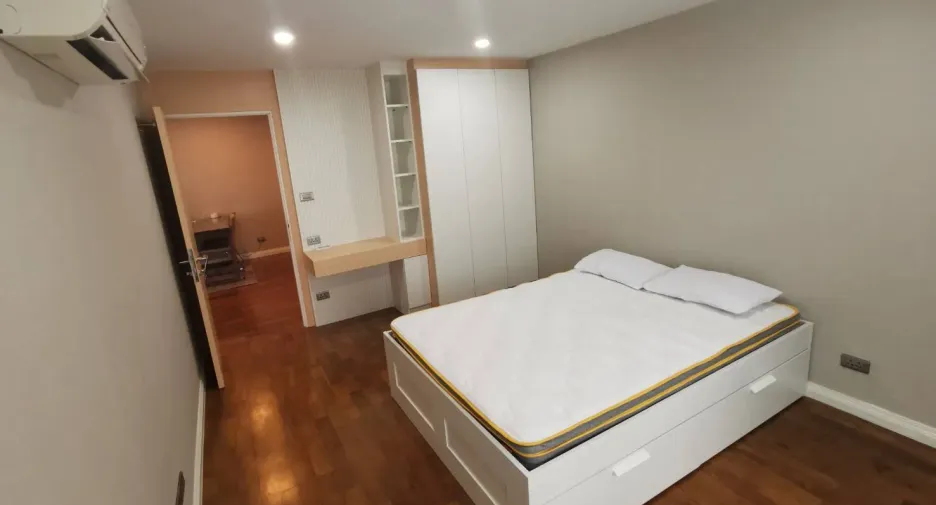 For rent 3 bedrooms condo in Sathon, Bangkok