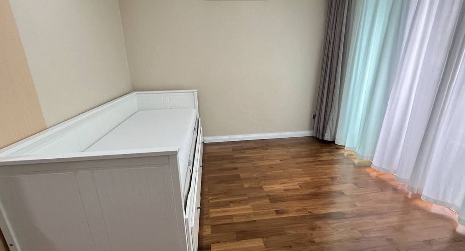 For rent 3 bedrooms condo in Sathon, Bangkok